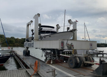 Boot Kranen in Hooksiel: Die Saison ist vorbei