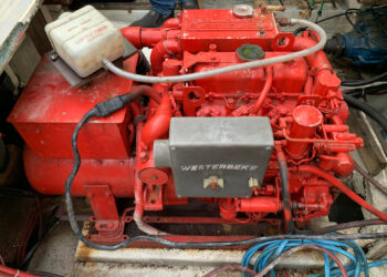 Der Westerbeke Generator kommt raus